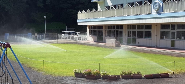 南幼稚園芝生散水の様子