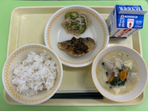 緑米(特産品)を使った給食