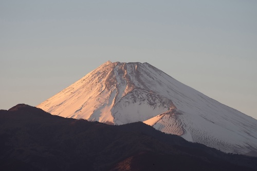 役場屋上から見る富士山（夕暮れ）の画像
