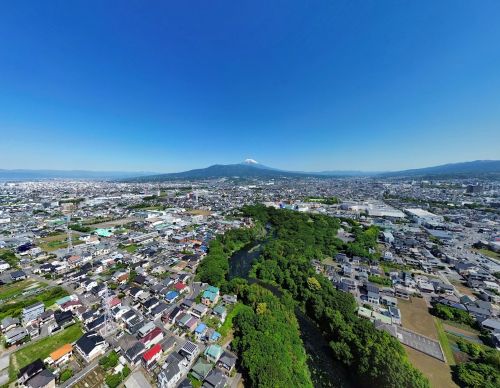 清水町の中心を流れる柿田川（広角）の空撮画像