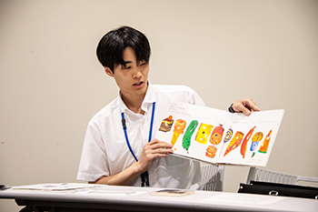 インターン生の写真（読み聞かせ）