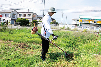 インターン生の写真(町民農園草刈り)