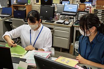 インターン生の写真（住民課）