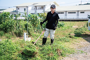 インターン生の写真(町民農園草刈り)