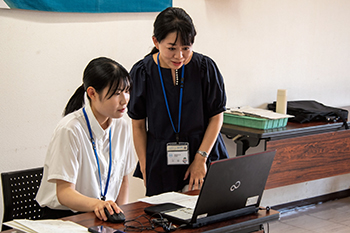 インターン生の写真（文書事務）