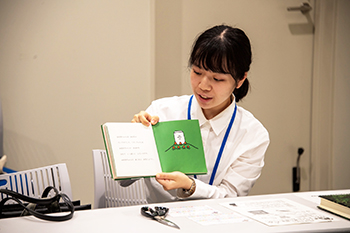 インターン生の写真(読み聞かせ)