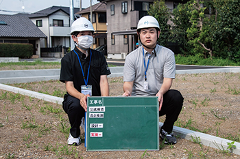 インターン生の写真（開発行為工事完了検査）