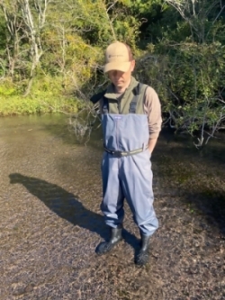 外来種駆除作業中は胴長（貸出）を着用します