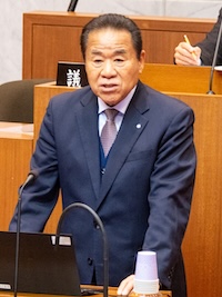 施政方針を述べる関義弘町長