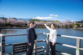 丸池と令和８年度新規採用職員の画像