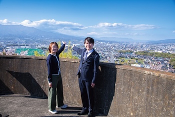 本城山と令和８年度新規採用職員の画像